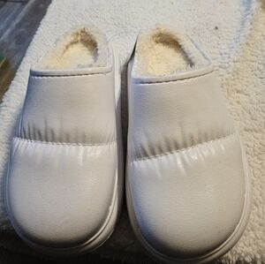 *79 foamwalk womens 6/7 Cozy White Slip-On Slippers
